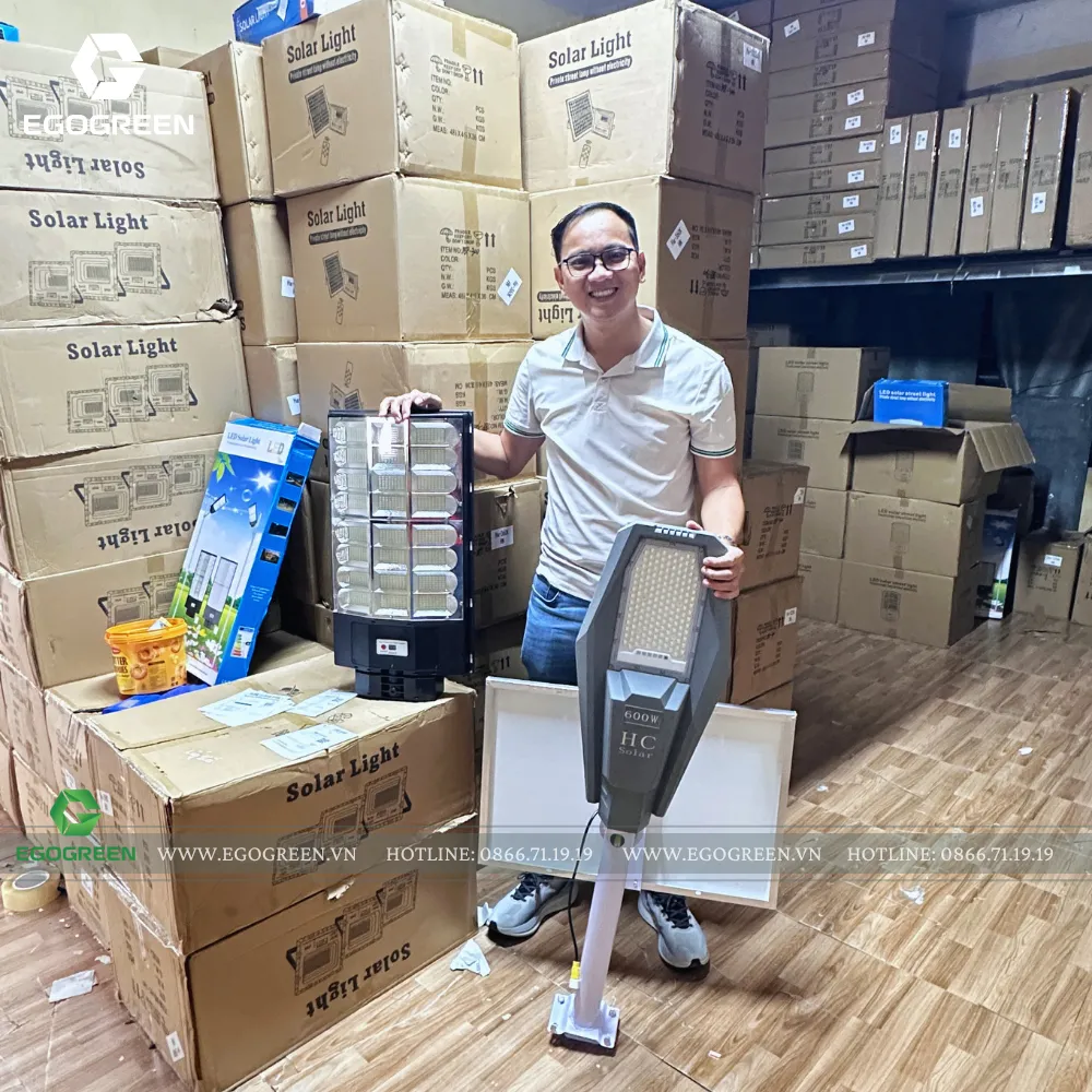 CEO EGOGREEN trực tiếp kiểm tra chất lượng đèn chiếu sáng.